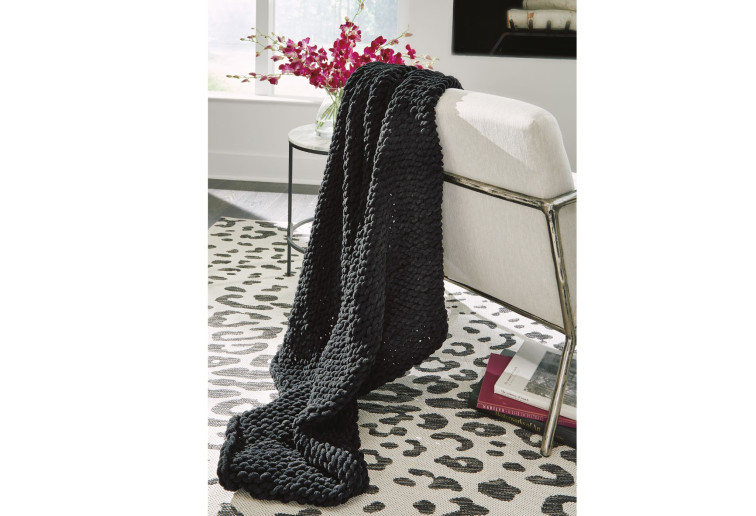 Throw Chaddon – Throw Pillows 